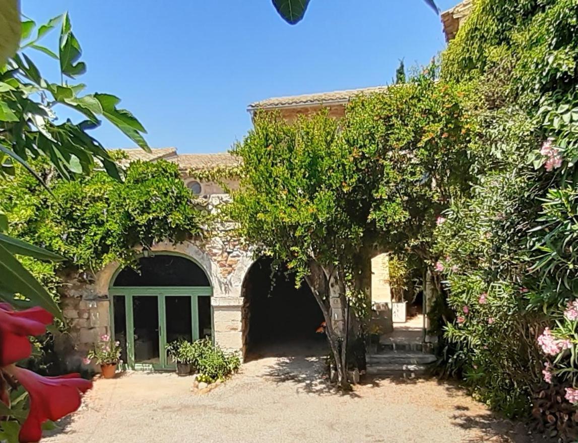 Mas Luis Alvarez La Capelle-et-Masmolene Exterior photo